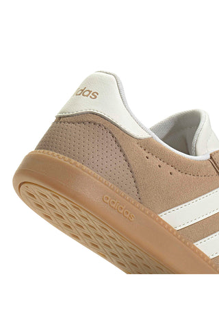 Beigefarbene Sneakers mit weißen Streifen und perforierten Details Adidas Breaknet Sleek