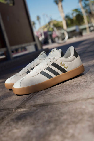 Beige Sneakers mit schwarzen Streifen und Gummisohle Adidas VL Court 3