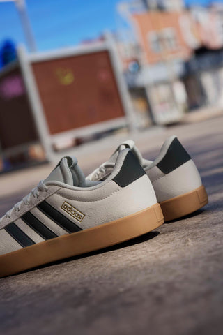 Beige Sneakers mit schwarzen Streifen und Gummisohle Adidas VL Court 3