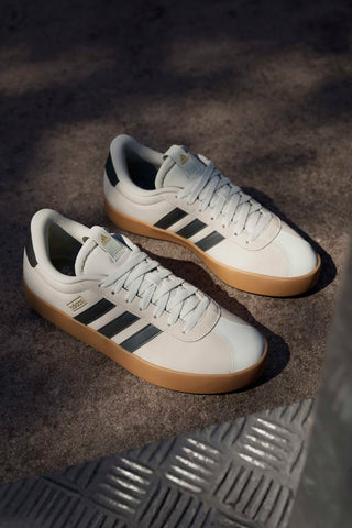 Beige Sneakers mit schwarzen Streifen und Gummisohle Adidas VL Court 3