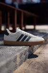 Beige Sneakers mit schwarzen Streifen und Gummisohle Adidas VL Court 3