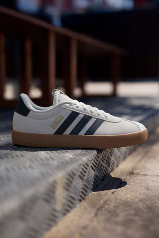 Beige Sneakers mit schwarzen Streifen und Gummisohle Adidas VL Court 3