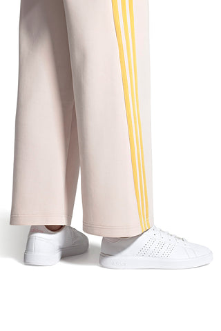 Weiße Sneakers mit perforierten Streifen aus recyceltem Material Adidas Advantage Base 2