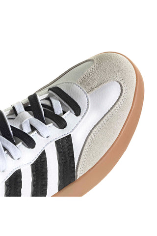 Weiße Sneakers mit schwarzen Streifen und Wildlederspitze Adidas Barreda