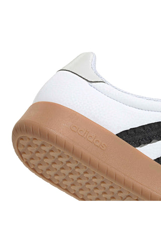 Weiße Sneakers mit schwarzen Streifen und Wildlederspitze Adidas Barreda