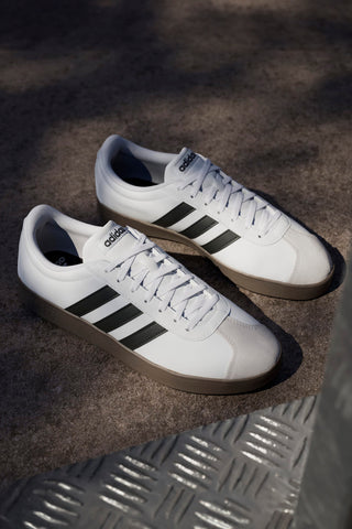 Sneakers bianche con strisce nere e punta in suede Adidas VL Court Base