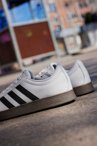 Weiße Sneakers mit schwarzen Streifen und Wildlederspitze Adidas VL Court Base