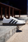 Weiße Sneakers mit schwarzen Streifen und Wildlederspitze Adidas VL Court Base