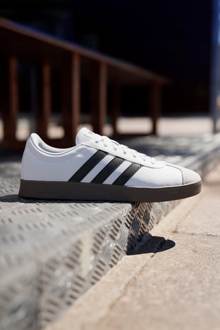 Weiße Sneakers mit schwarzen Streifen und Wildlederspitze Adidas VL Court Base