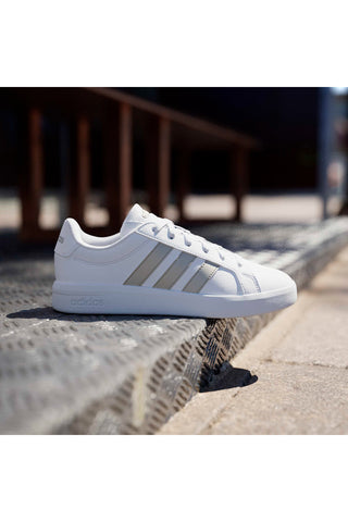 Weiße Sneakers mit goldenen Streifen aus recyceltem Kunstleder Adidas Grand Court Base 3.0