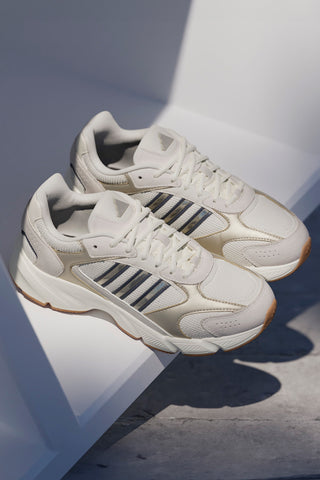 Beigefarbene Sneakers aus Mesh mit silbernen Details und Cloudfoam-Sohle Adidas Crazychaos 2000
