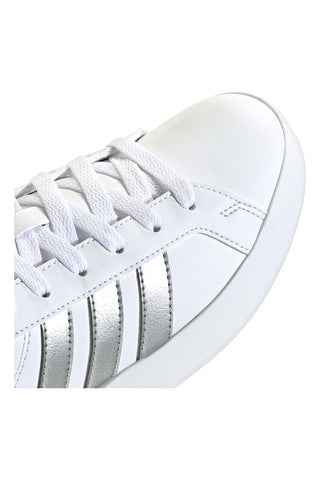 Sneakers bianche con strisce argento in pelle sintetica Adidas Grand Court 3 J
