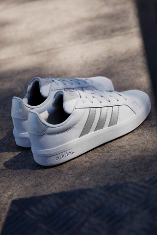 Sneakers bianche con strisce argento in pelle sintetica Adidas Grand Court 3 J