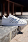 Sneakers bianche con strisce argento in pelle sintetica Adidas Grand Court 3 J