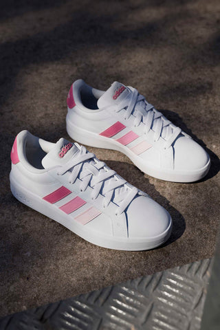 Sneakers bianche con strisce rosa sfumate in materiale sintetico Adidas Grand Court 3.0 J