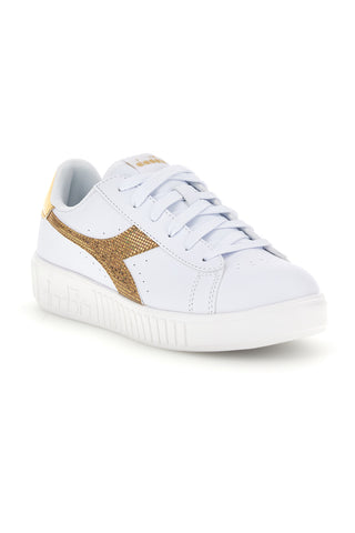 Weiße Sneaker mit goldenem Logo: Diadora Game Step Disco Gs