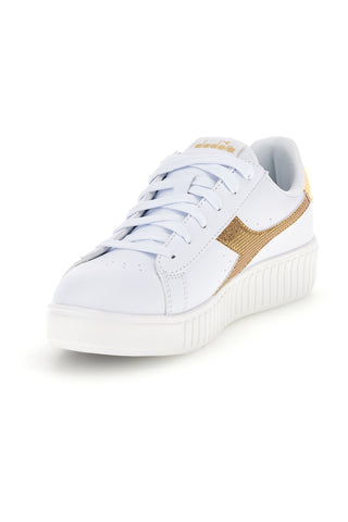 Weiße Sneaker mit goldenem Logo: Diadora Game Step Disco Gs