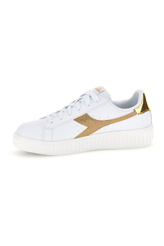 Weiße Sneaker mit goldenem Logo: Diadora Game Step Disco Gs