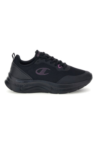 Schwarze Sneaker mit perforiertem Obermaterial und kontrastierendem Champion WLK PRO-Logo