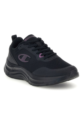 Schwarze Sneaker mit perforiertem Obermaterial und kontrastierendem Champion WLK PRO-Logo