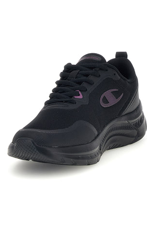 Schwarze Sneaker mit perforiertem Obermaterial und kontrastierendem Champion WLK PRO-Logo