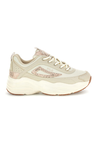 Beigefarbene Sneaker mit reliefartigen Einsätzen: Fila Skye Zp