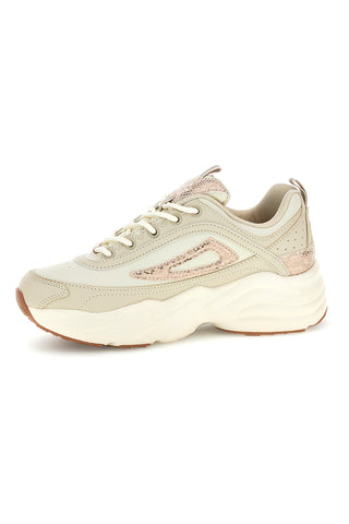 Beigefarbene Sneaker mit reliefartigen Einsätzen: Fila Skye Zp