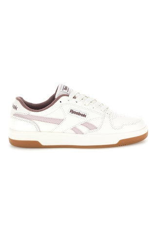 Weiße Sneaker mit rosa Details und bernsteinfarbener Sohle: Reebok MATCH PRIME V2