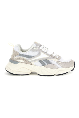 Weiße und graue Sneaker mit dicker Sohle: Reebok CHARGE RUN