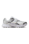 Weiße und silberne Nike V5 RNR Sneaker