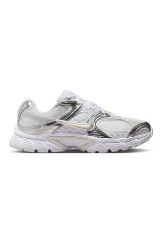 Weiße und silberne Nike V5 RNR Sneaker