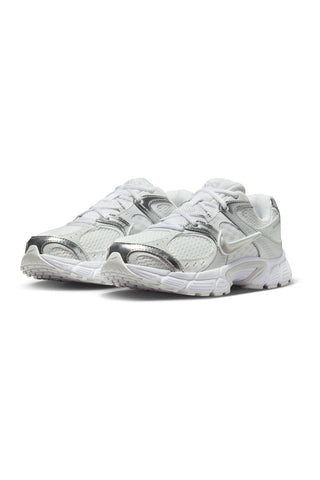 Weiße und silberne Nike V5 RNR Sneaker
