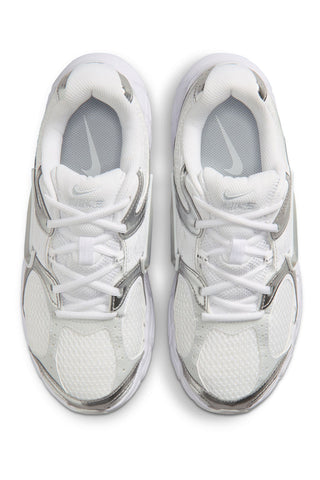 Weiße und silberne Nike V5 RNR Sneaker