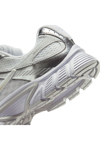Weiße und silberne Nike V5 RNR Sneaker
