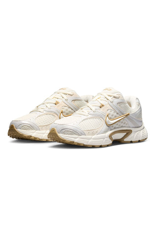 Sneakers bianche e beige Nike V5 RNR