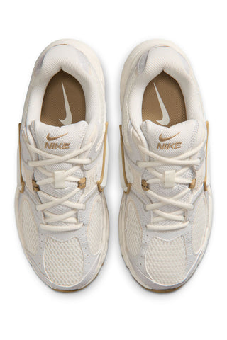 Sneakers bianche e beige Nike V5 RNR