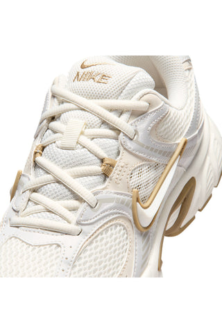 Sneakers bianche e beige Nike V5 RNR