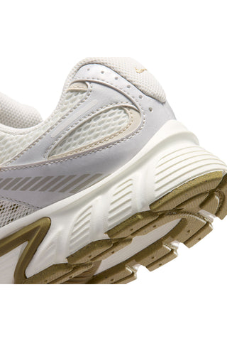Sneakers bianche e beige Nike V5 RNR