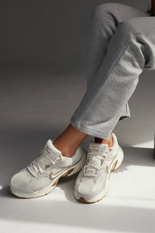 Weiße und beige Nike V5 RNR Sneaker