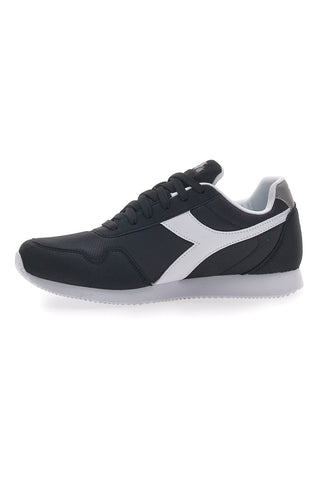Schwarze Turnschuhe mit weißem Diadora Simple Run-Logo