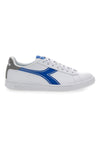 Weiße Turnschuhe und blaues Fries von Diadora Torneo Athletic