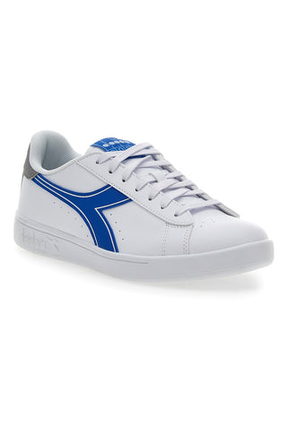 Weiße Turnschuhe und blaues Fries von Diadora Torneo Athletic