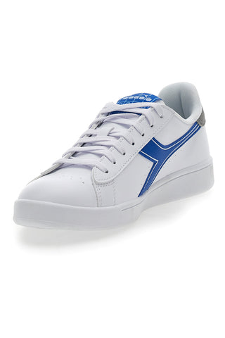 Weiße Turnschuhe und blaues Fries von Diadora Torneo Athletic