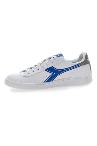 Weiße Turnschuhe und blaues Fries von Diadora Torneo Athletic