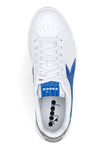 Weiße Turnschuhe und blaues Fries von Diadora Torneo Athletic