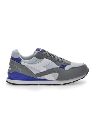 Lässige graue Sneakers mit Schnürsenkeln von Diadora N°92 GS