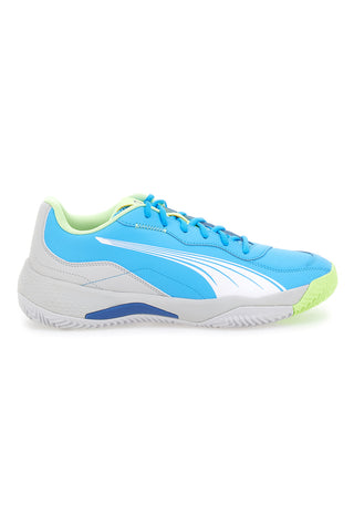 Puma Nova Smash Hellblaue Padelschuhe mit seitlicher Spitze