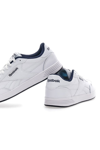 Weiße und schwarze Turnschuhe mit Mikrobläschen Reebok Court Advance