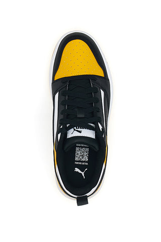 Gelbe und schwarze Turnschuhe mit Puma Rebound V6 Lo Jr-Schnürsenkeln