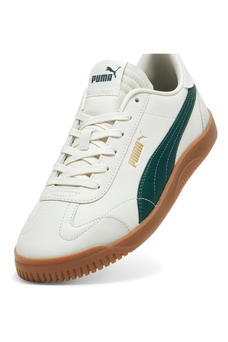 Weiße Turnschuhe und grünes Band Puma Club 5v5